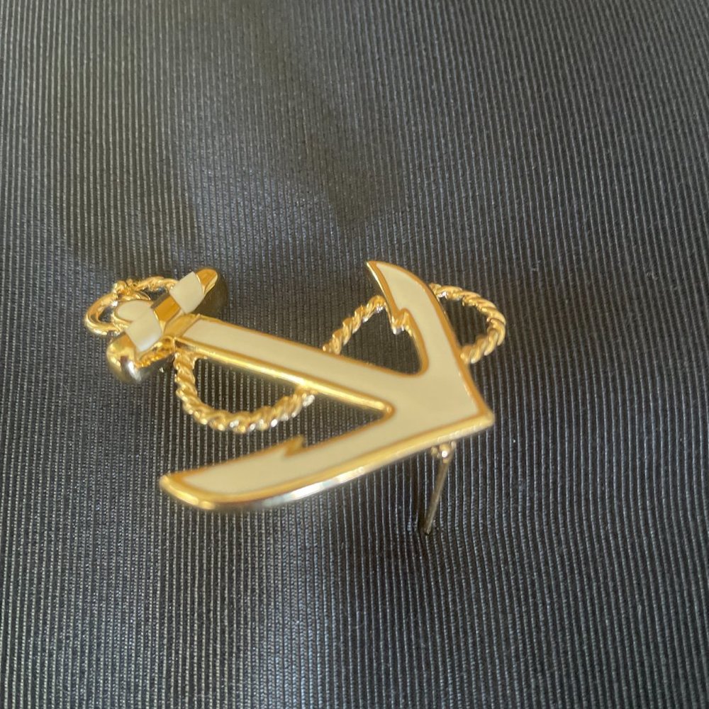 A Signed Monet Anchor Pin. Flesh and Gold Color Anchors Away - Picture 2 of 5